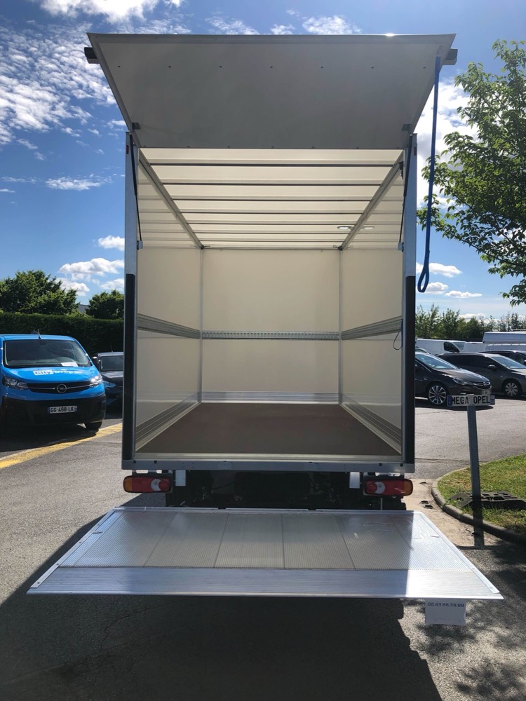 Caisse d'un utilitaire City Drop 20 m³, porte arrière ouverte sur le hayon élévateur